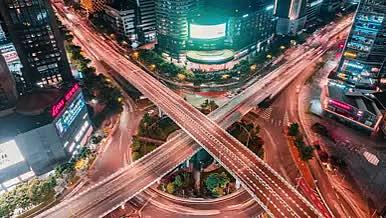 4k城市十字立交桥密集车流夜景灯光延时视频的预览图